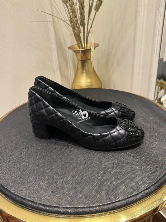 Tory Burch Quilted Chelsea Pumps In Black
